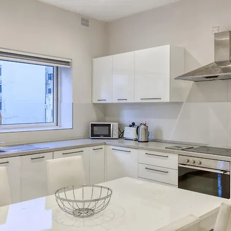 A Lovely 3br Just Off The Promenade W/balcony By 360 Estates *