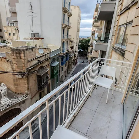 A Lovely 3br Just Off The Promenade W/balcony By 360 Estates