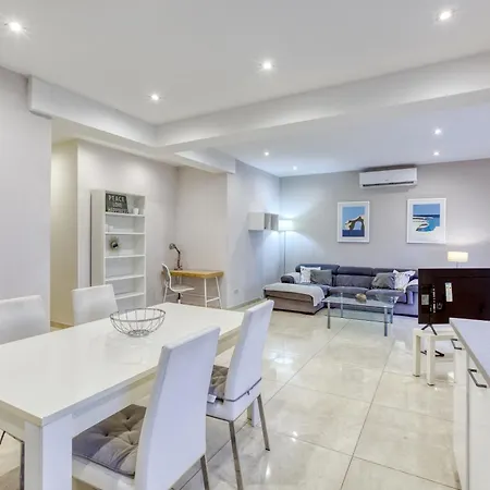 A Lovely 3br Just Off The Promenade W/balcony By 360 Estates Appartement Sliema