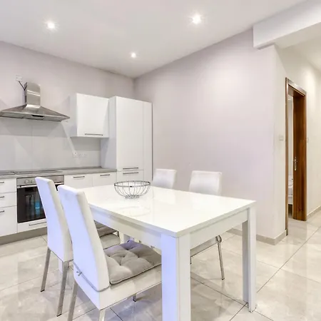 A Lovely 3br Just Off The Promenade W/balcony By 360 Estates * Sliema